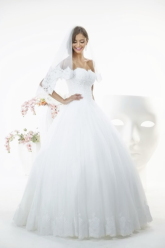 Connie sukienka ślubna z kolekcji White Butterfly Relevance Bridal